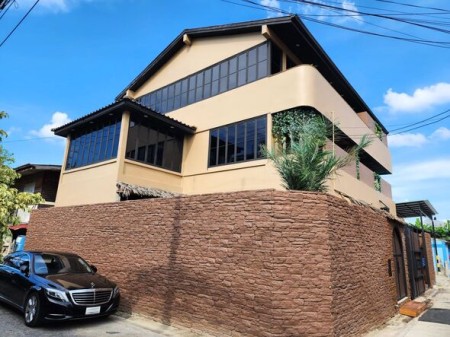 บ้าน ขาย พร้อมบาร์วิวเมือง180องศา บ้านพูลวิลล่าศรีนครินทร์ พูลวิลล่าสุดหรู3ชั้น พูลวิลล่าสไตล์รีสอร์ทใกล้อ่อนนุช ใกล้รถไฟฟ้าสายสีเหลือง